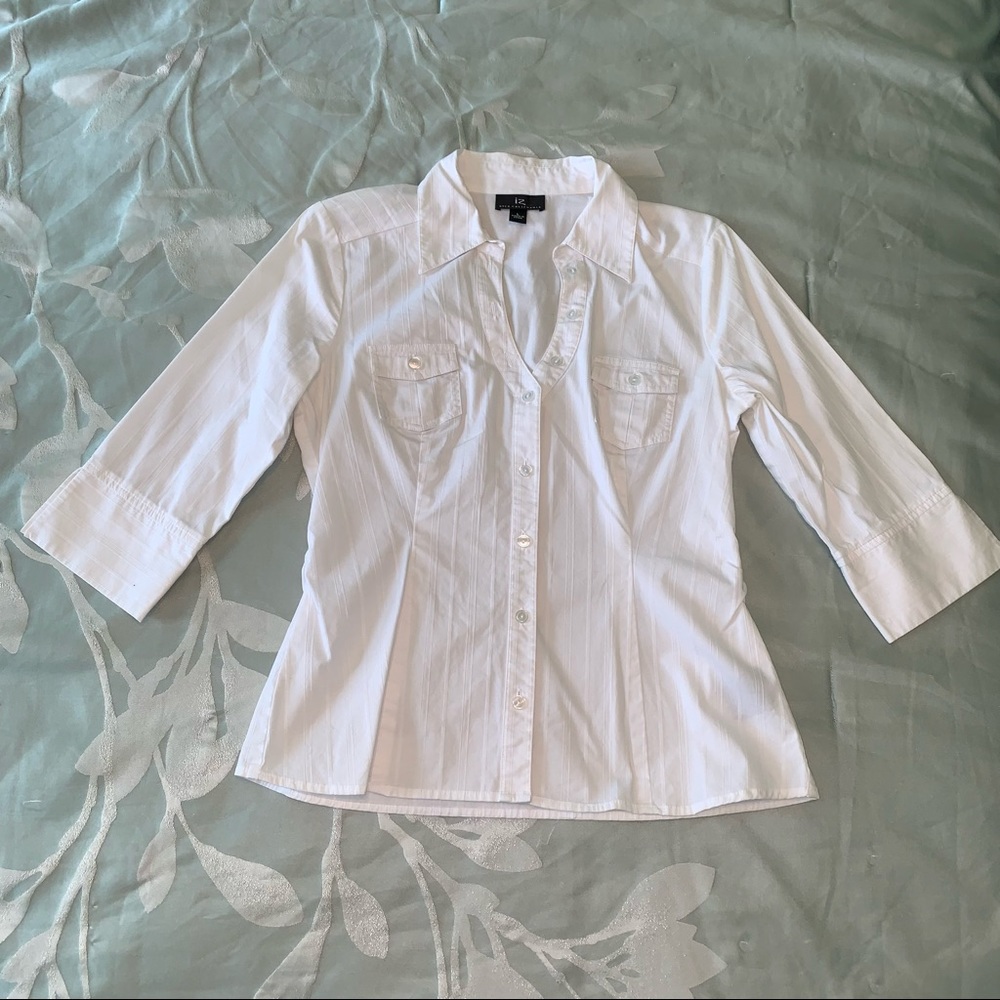 White fitted scoop-neck button down blouse